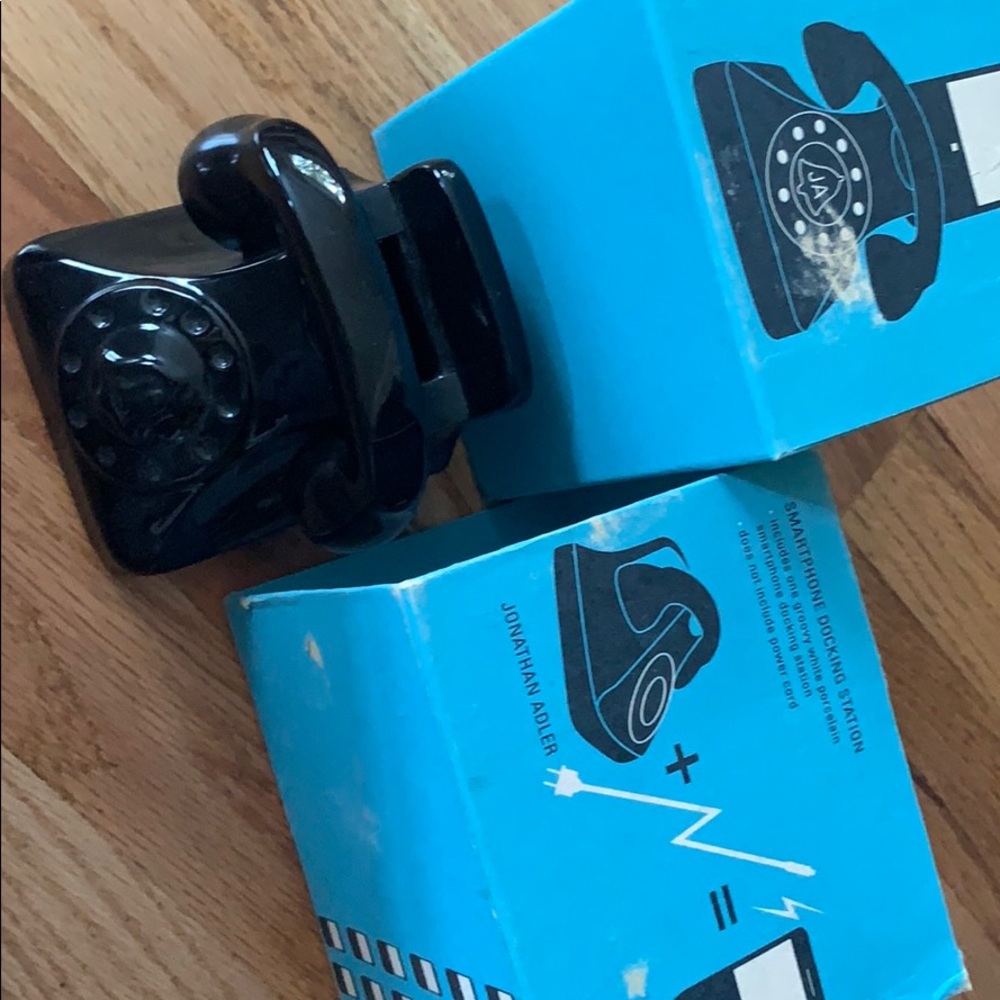 Jonathan Adler : Smartphone docking station